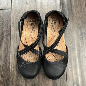 Ahnu Karma Latitude Women’s Black Leather Flats size 7